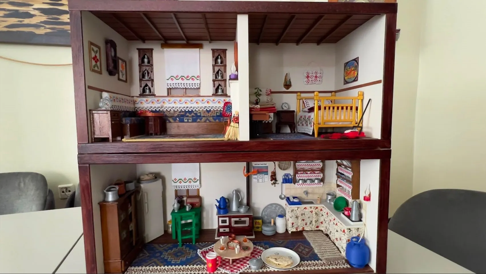Gurbetçilerin özlemi Yasemin Hanım’ın minyatür evlerinde hayat buluyor