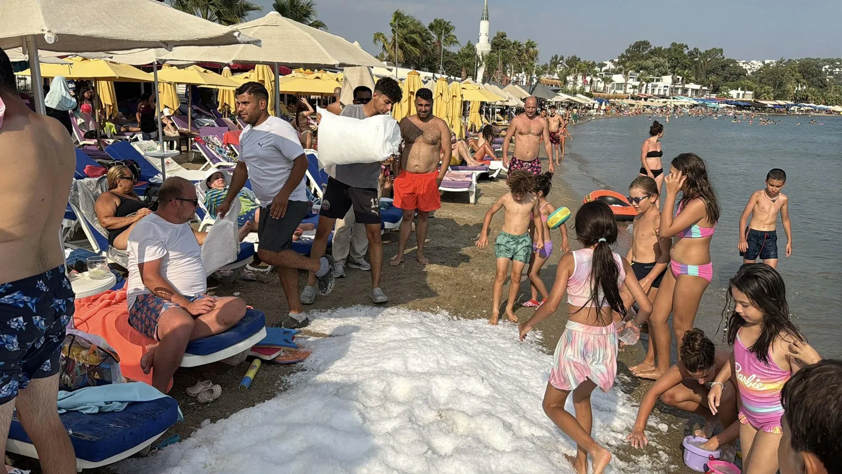 Bodrum sahilinde 2 ton buzla serinleme keyfi