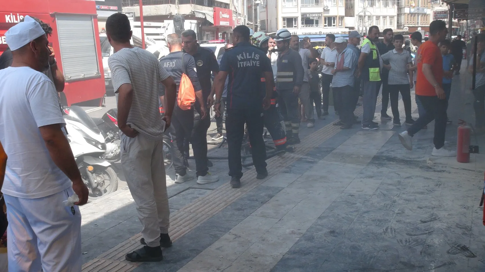 Kilis'te iki ayrı yangın 3 kişi hastanede, ev küle döndü