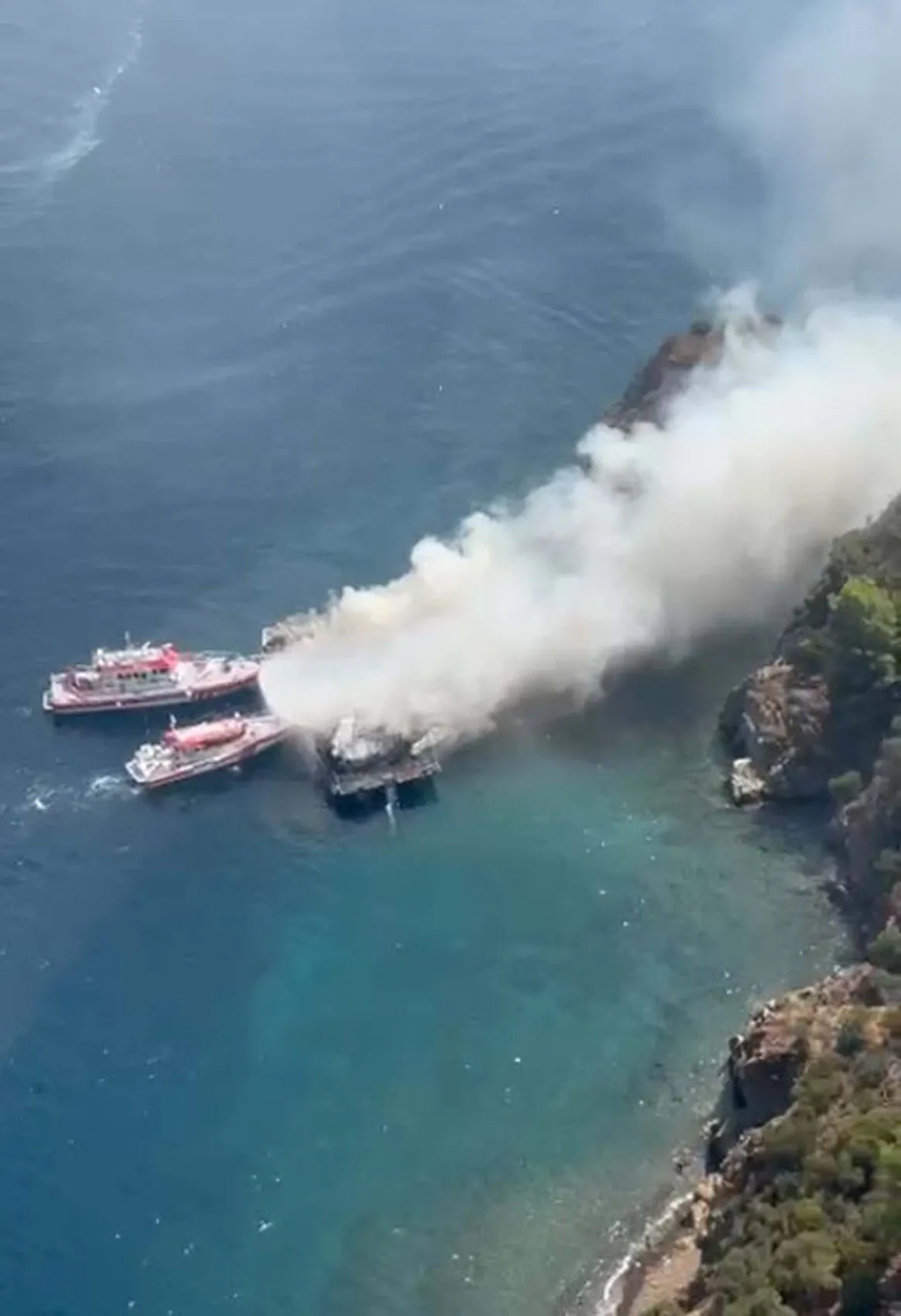 Fethiye’de gezi teknesi yandı 115 yolcu denize atladı