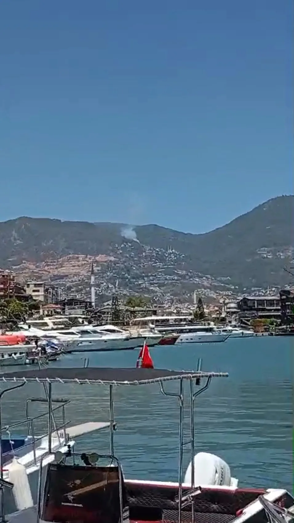 Alanya ormanlarında öğle saatlerinde yangın paniği