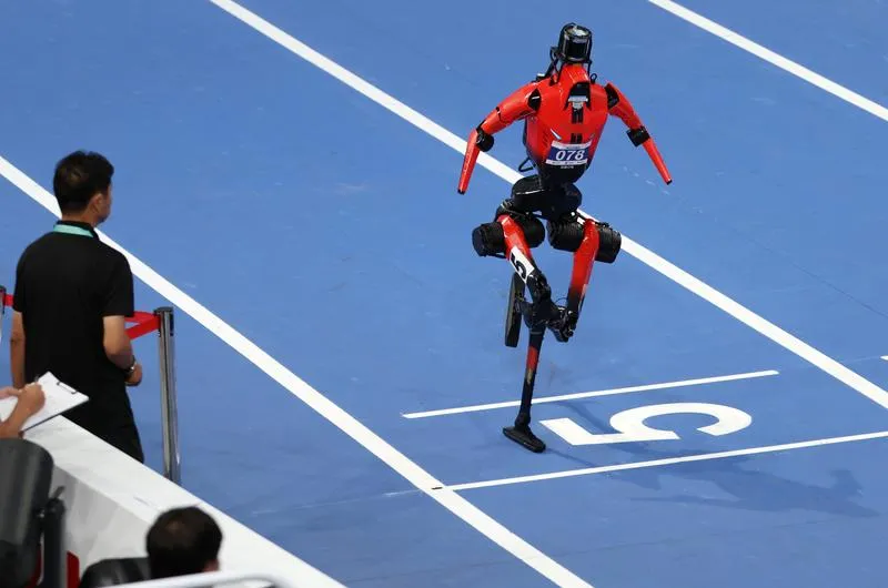 Robotlar Olimpiyatı Pekin'de Futbol, kick boks, garsonluk var