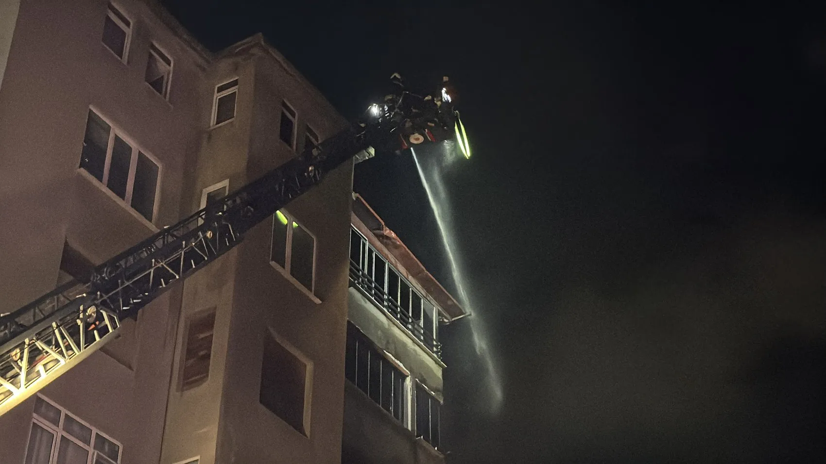 Samsun Tekkeköy'de depo yangını çevredeki binalara sıçradı