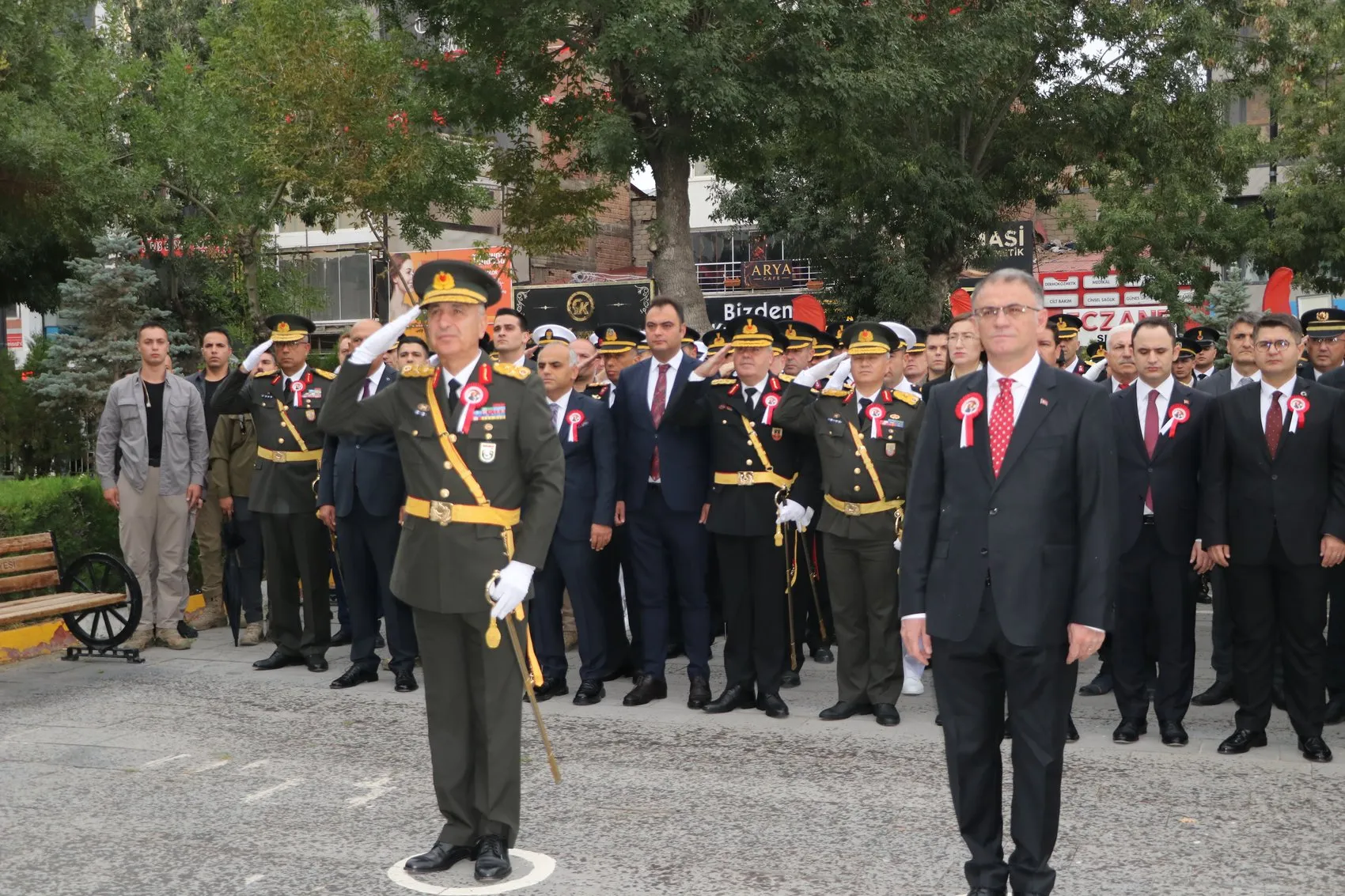 Van sokaklarında 30 Ağustos gururu: Atlı birliklerin geçişi nefes kesti