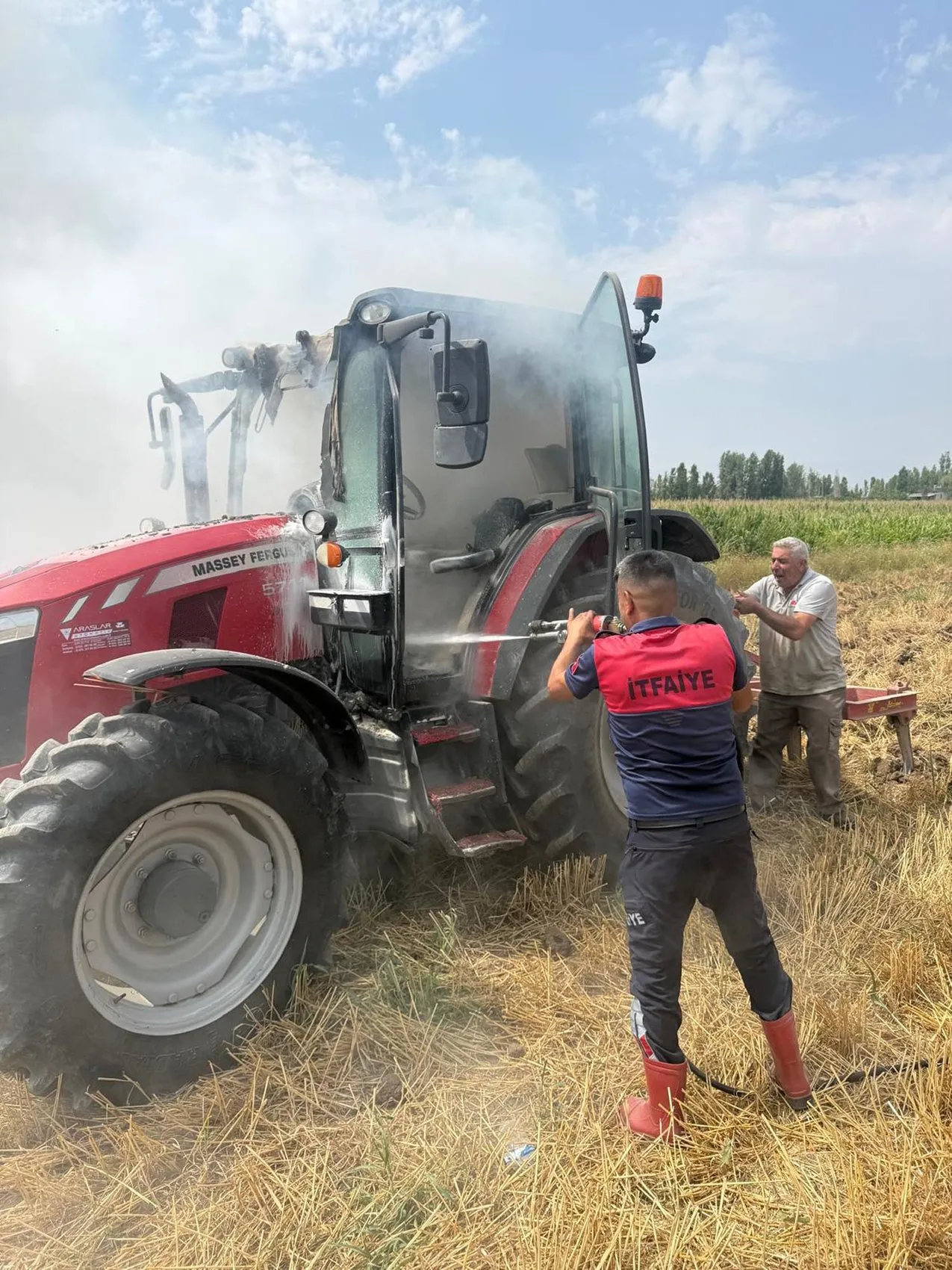Iğdır’da çiftçinin traktörü tarlayı sürerken alevlere teslim oldu