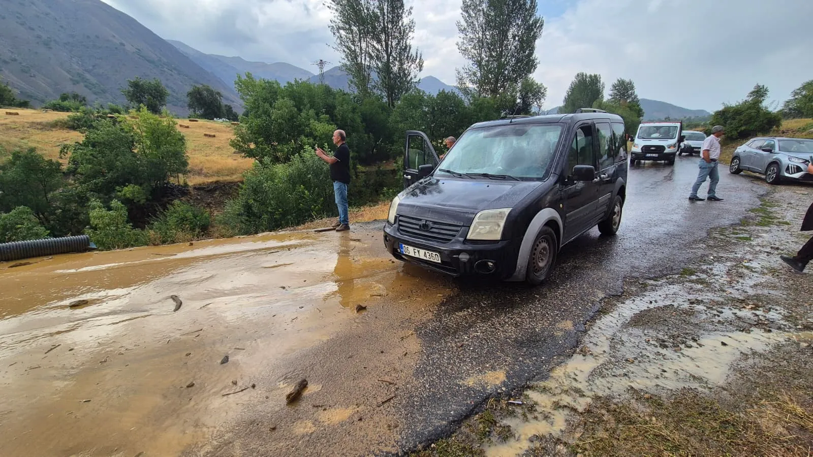 Bingöl'de şiddetli yağış yolu trafiğe kapattı