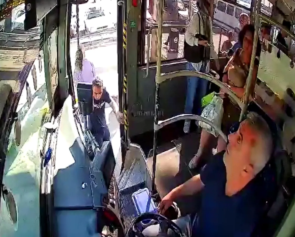 Emekli polis şoför fenalaşan yolcuyu hastaneye yetiştirdi