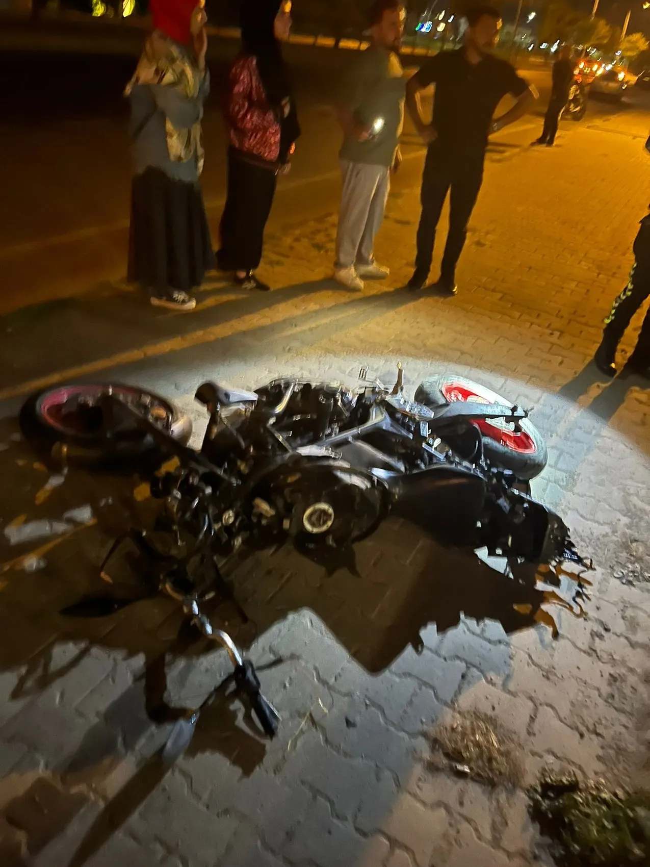 İnegöl'de gece yarısı dehşet Motosiklet sürücüsü önce refüje çarptı, sonra otomobilin altında kaldı