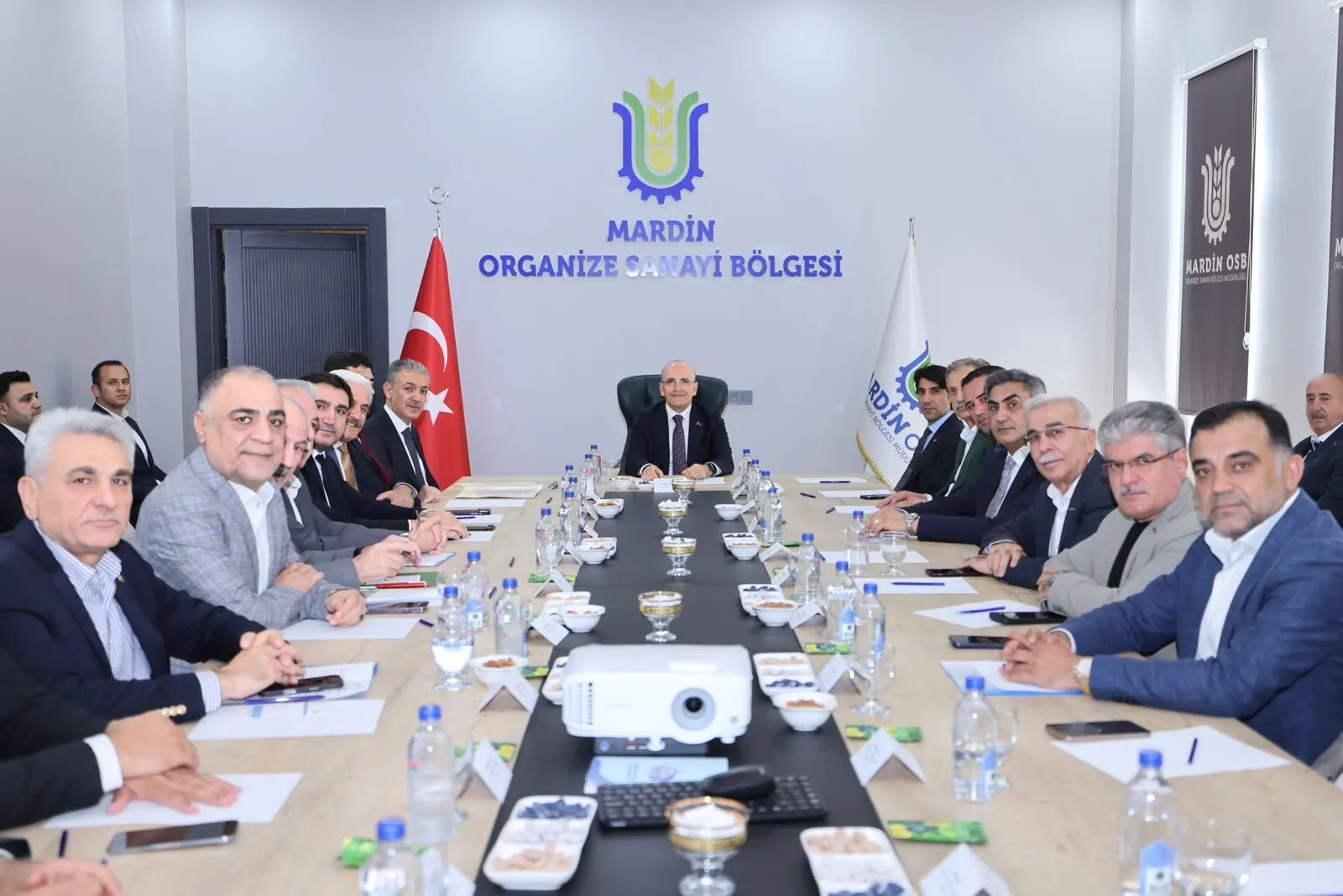 Mehmet Şimşek Mardin sanayicisiyle masaya oturdu