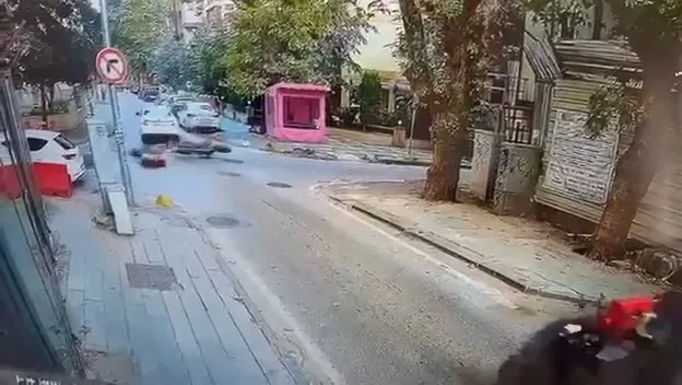 Motosiklet otomobile çarptı, iki yaralı kamerada