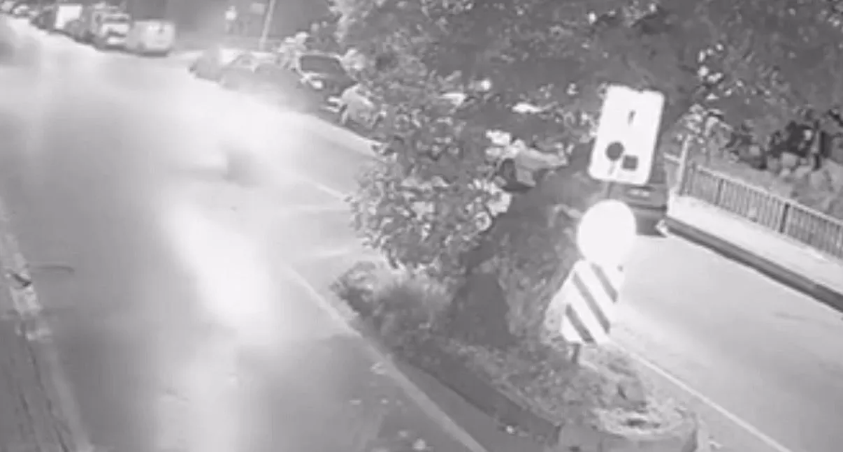 Beykoz'da motosiklet kazası: Sürücü yola savruldu, motor ağaçta asılı kaldı