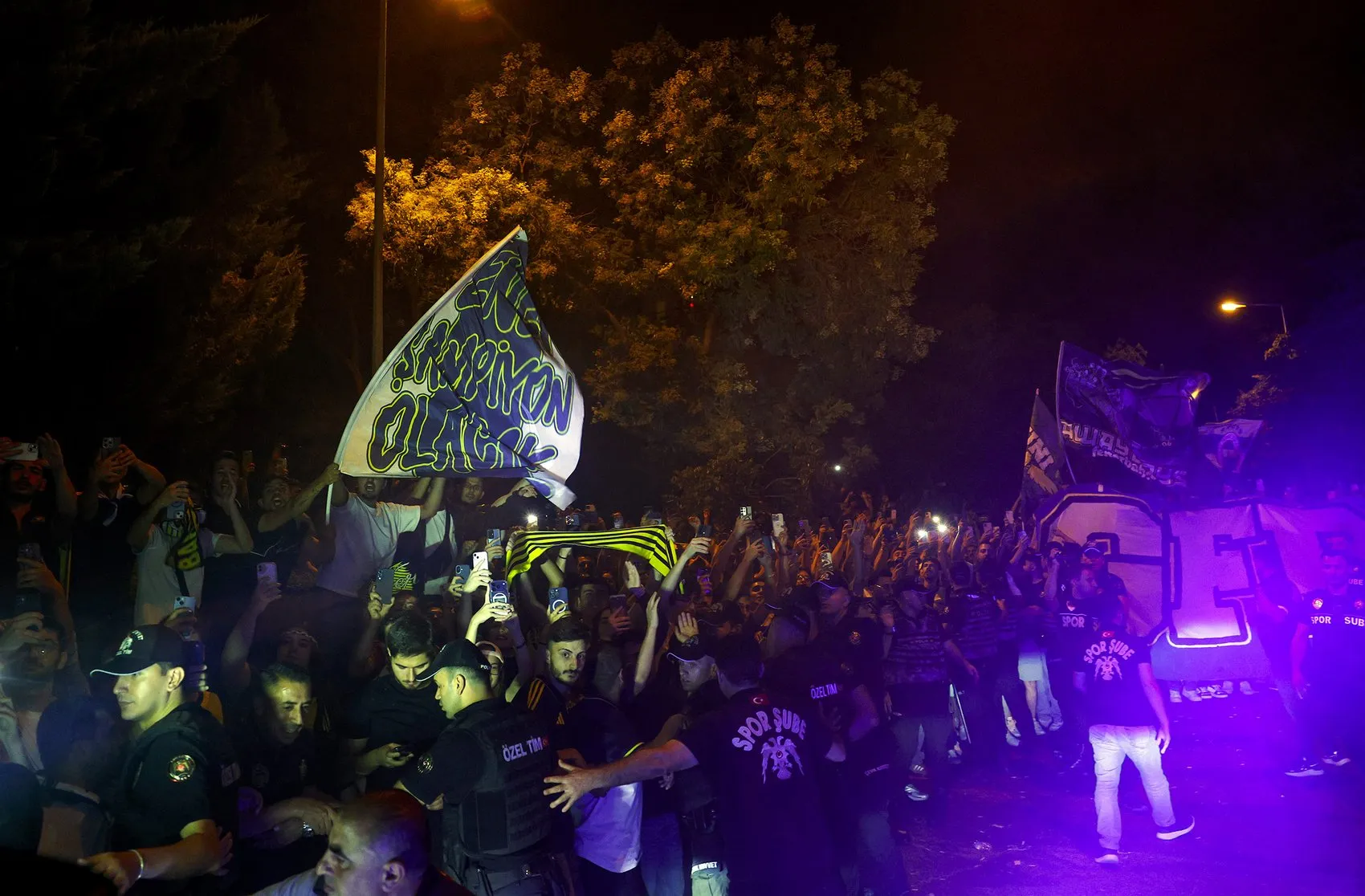 Fenerbahçe Ankara’ya geldi taraftar oteli bastı