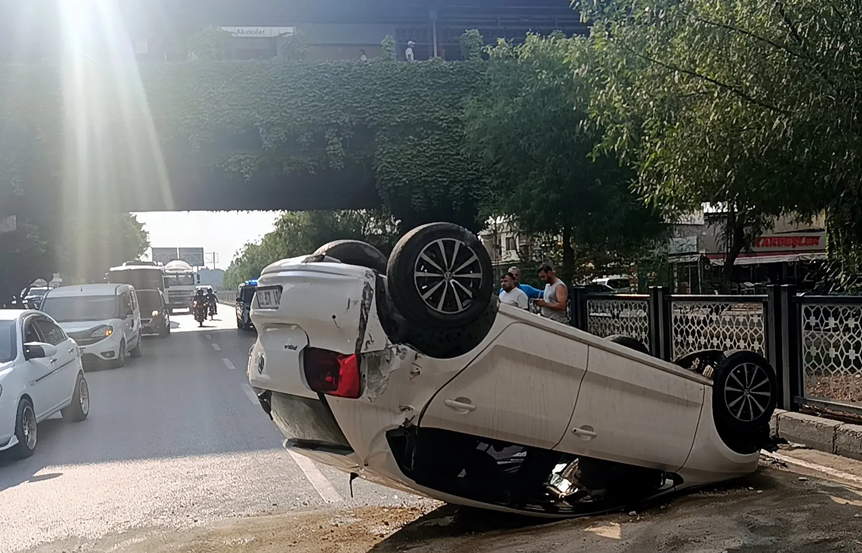 Sabah trafiğinde köprüden düşen otomobil ters döndü, sürücü hastanede