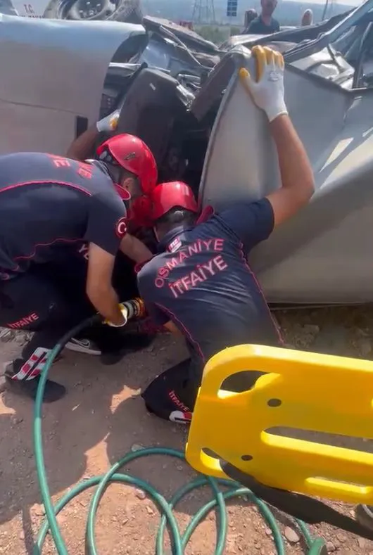 Kavşakta çarpıştılar, 2 kişi araçta sıkıştı