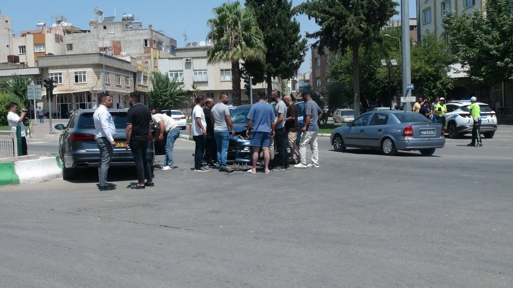 Kilis'te iki otomobil kavşakta çarpıştı 4 kişi hastanelik oldu