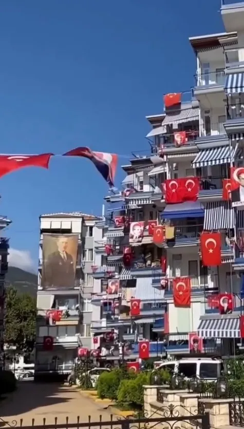 Gemlik'te bir site 30 Ağustos için kırmızı beyaza büründü