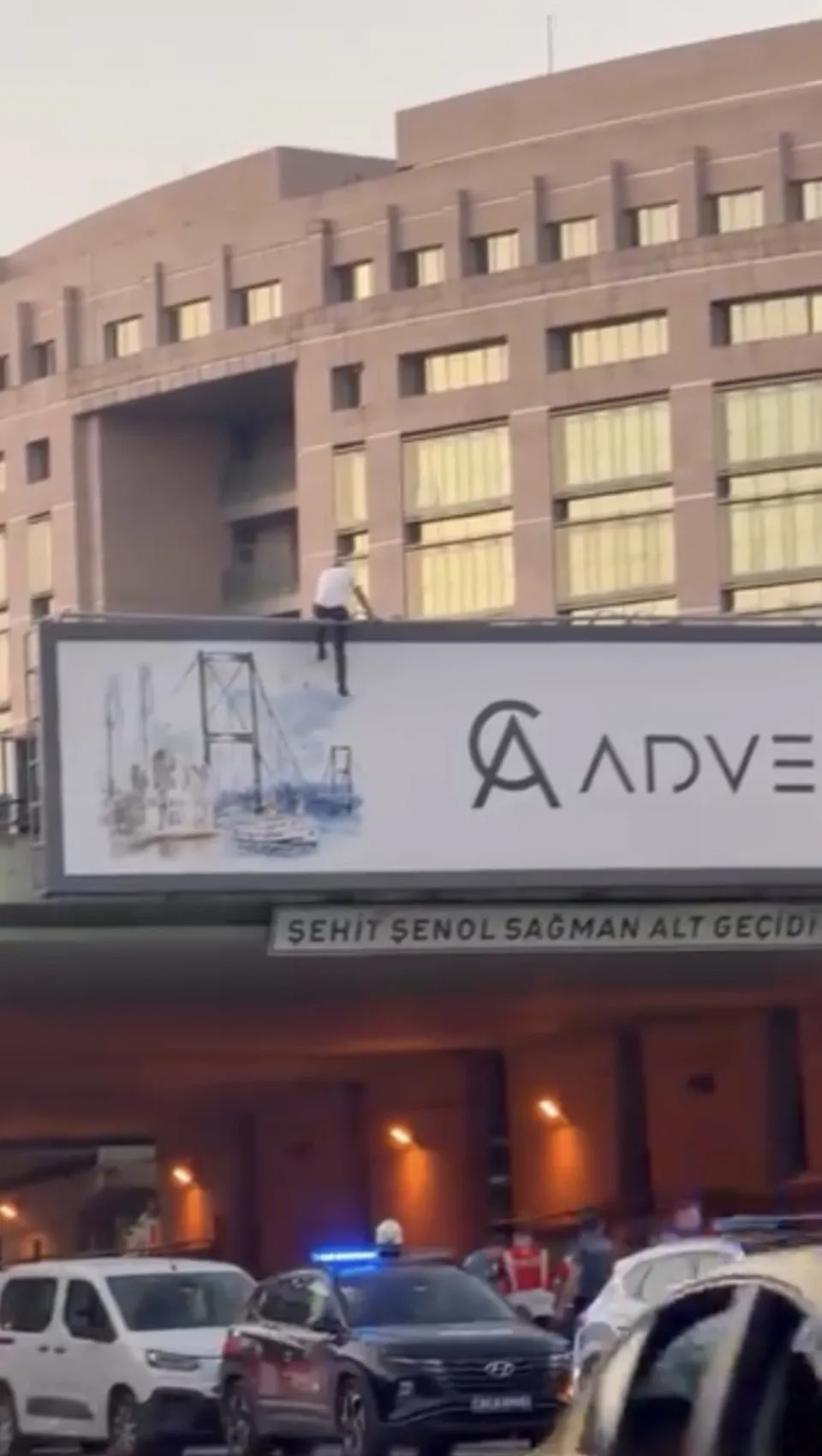 Şişli’de üst geçide çıkan vatandaş müzakereci polisle ikna edildi