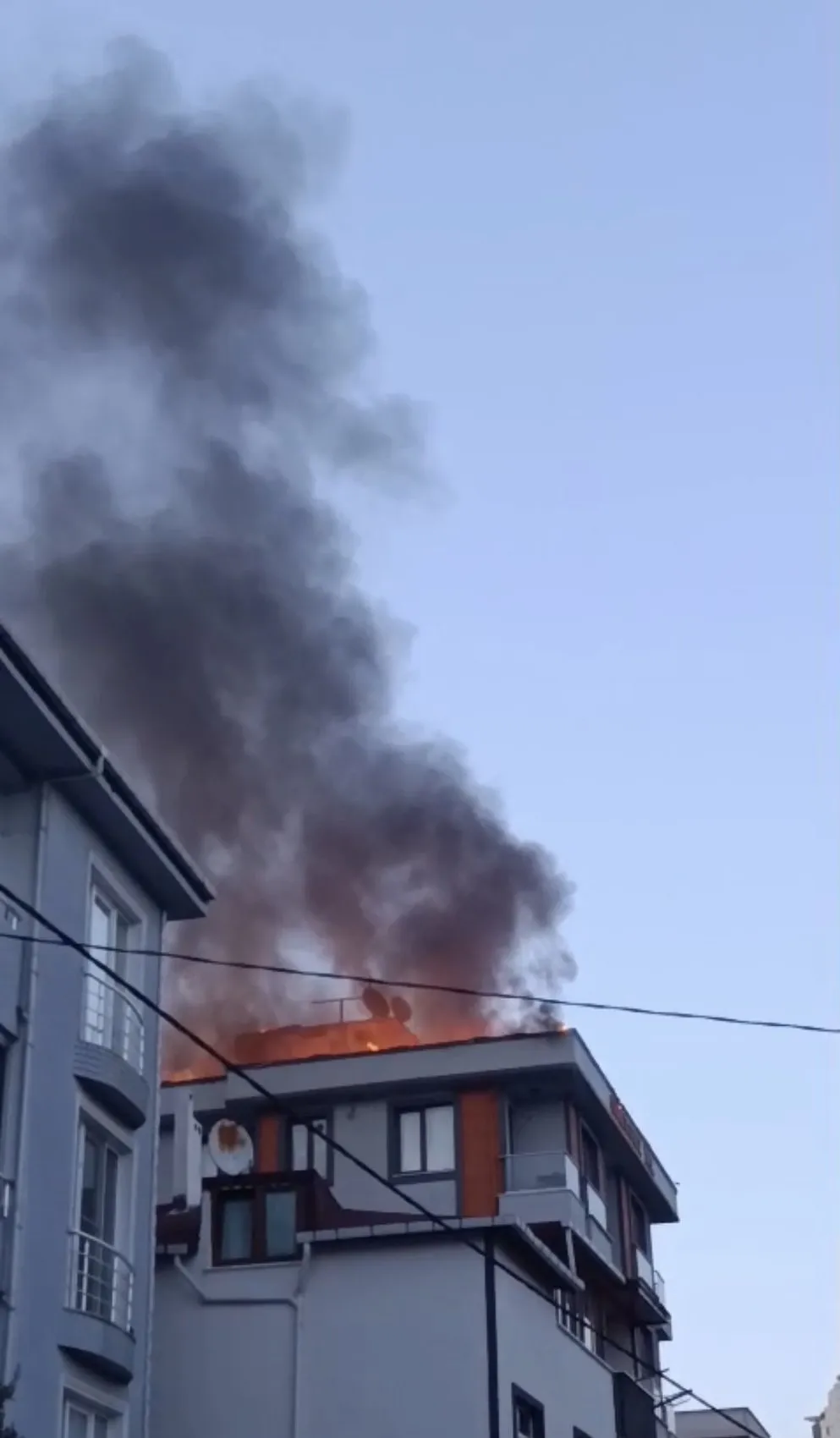Ümraniye'de çatı yangını paniği, itfaiye alevlere hızlı müdahale etti