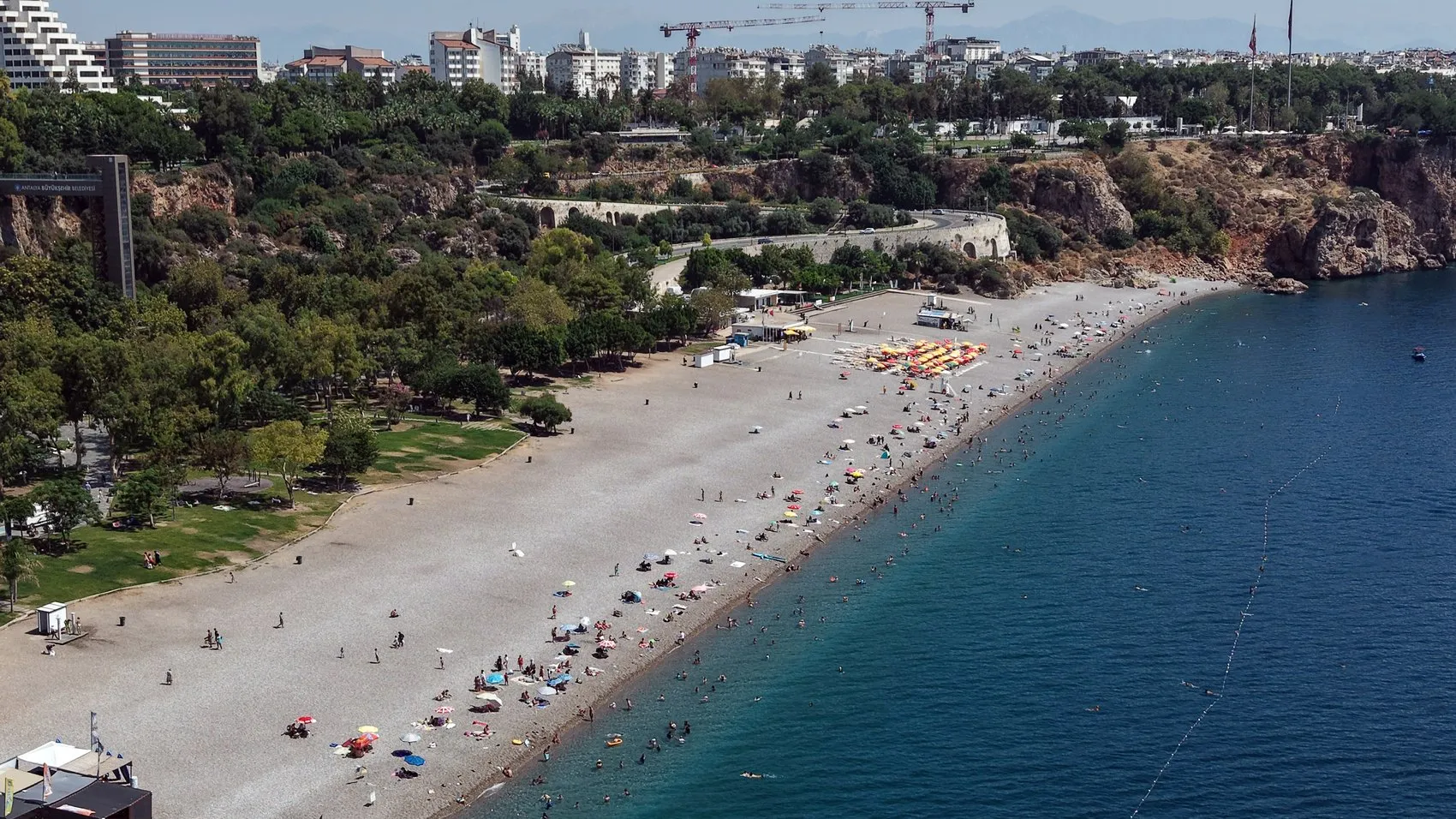Antalya kavurucu sıcakla tanıştı meydanlar boşaldı