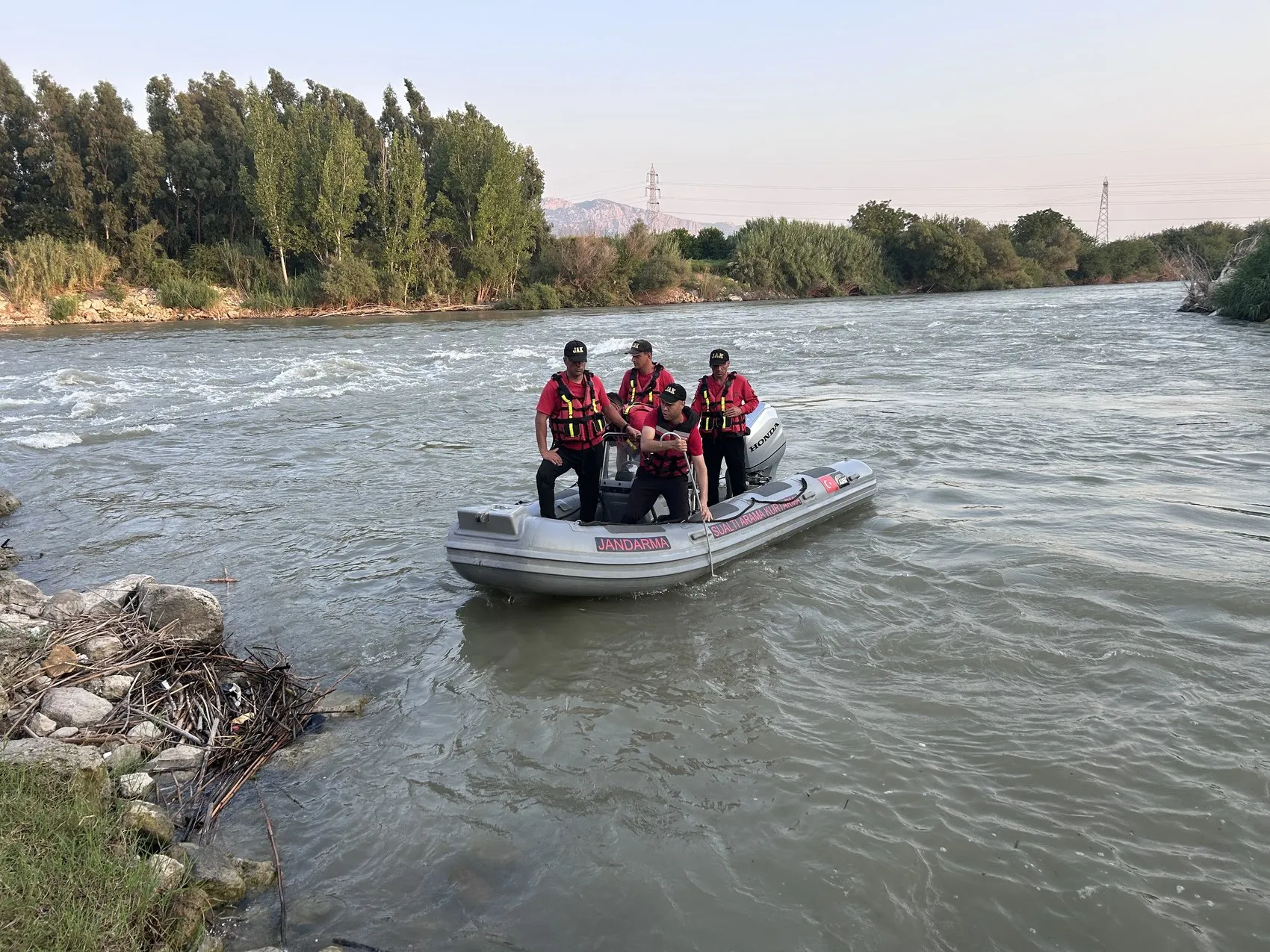 Ceyhan Nehri'nde iki çocuk akıntıya kapılarak gözden kayboldu