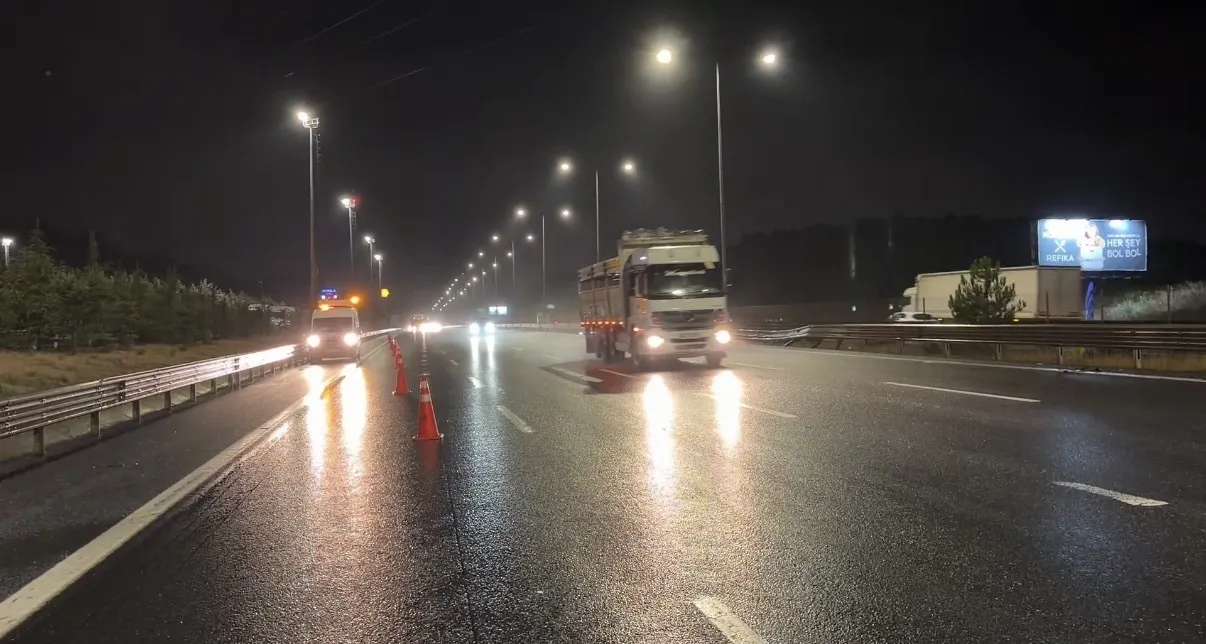 Ömerli'de kaygan yol TIR'ı bariyere savurdu Gece yarısı otoyolda kaza
