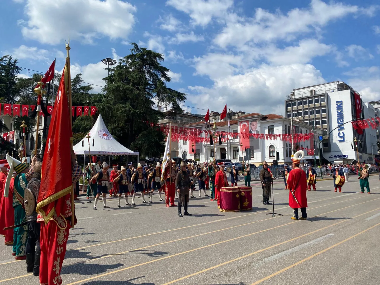 Bursa sokaklarında 30 Ağustos gururu: Zafer coşkusu Heykel'de zirveye ulaştı