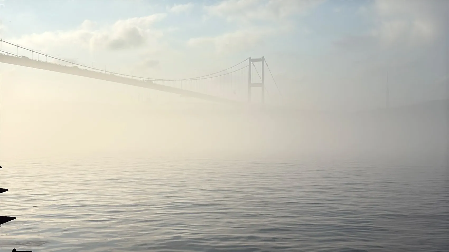 İstanbul Boğazı'nda yoğun sis deniz trafiğini durdurdu