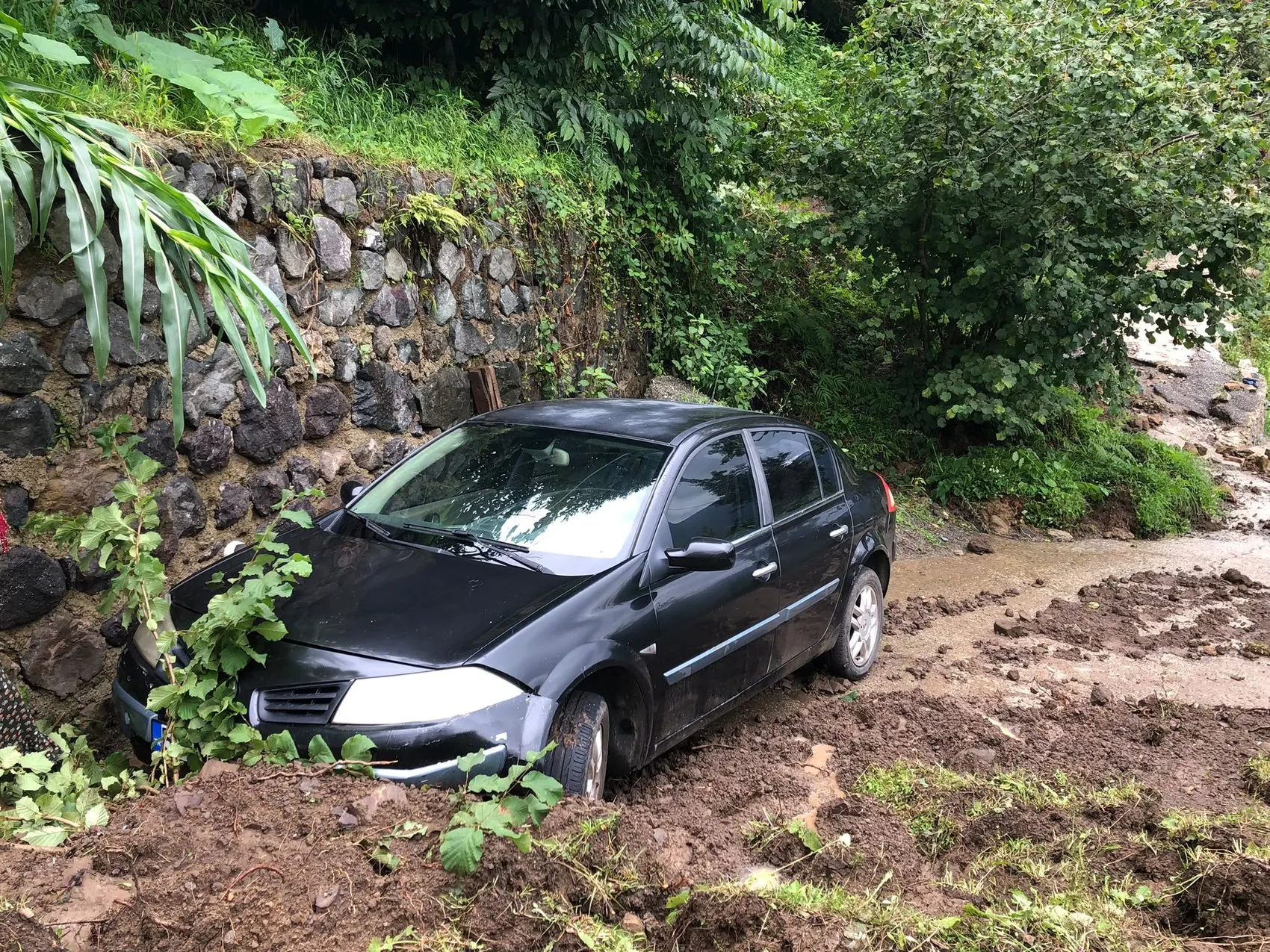 Giresun'da şiddetli sağanak sele dönüştü 2 kişi aranıyor