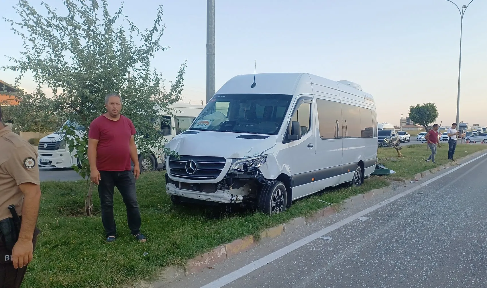 Metal fabrikası işçilerini taşıyan servis panoya çarptı