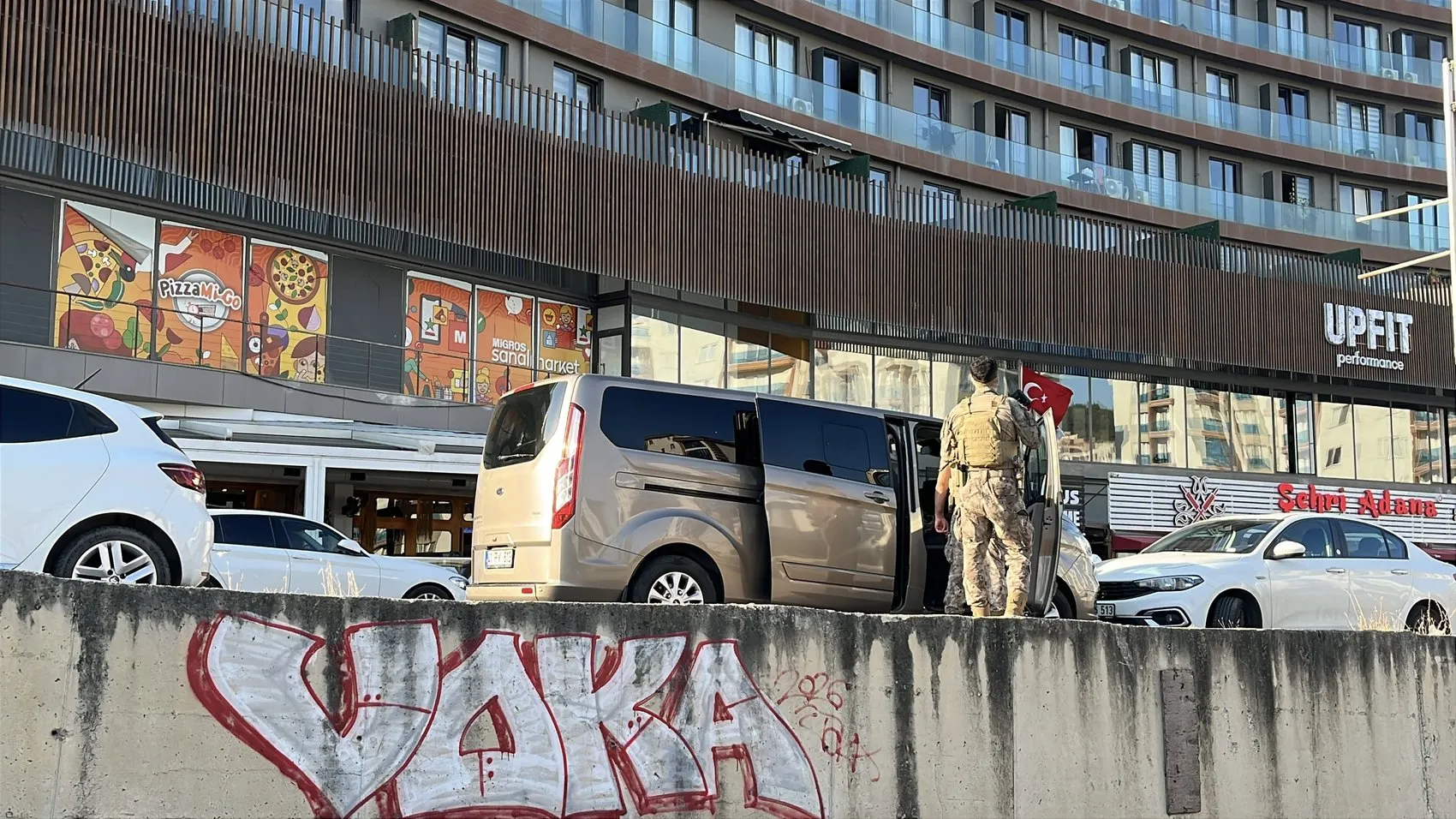 Gebze’de film gibi operasyon Şüpheli kaçarken merdivenlerden düştü