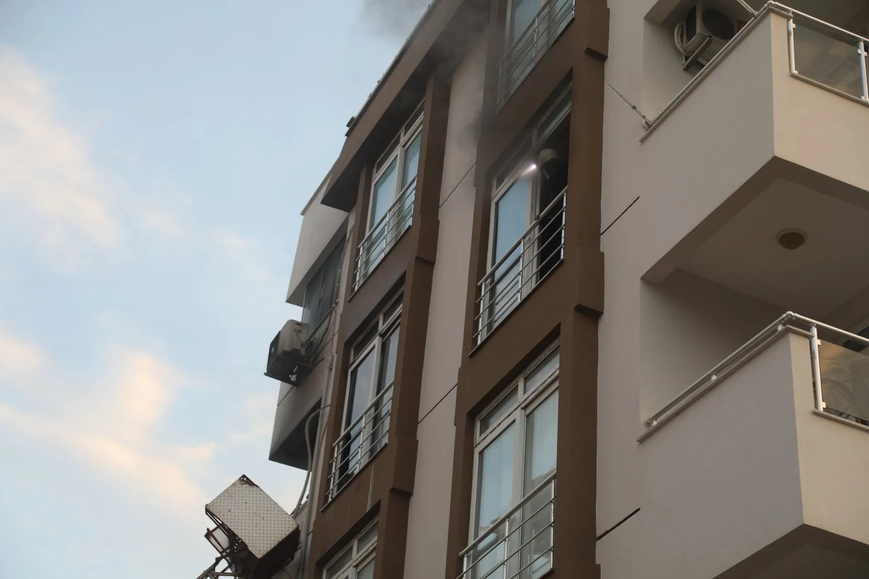 Klimadaki yangın evi kül etti, bina tahliye edildi