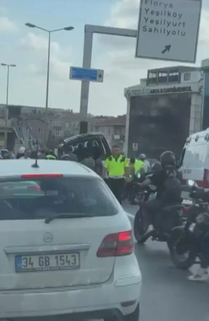 Küçükçekmece'de trafik kazası Hafif ticari araç bariyerlere girdi