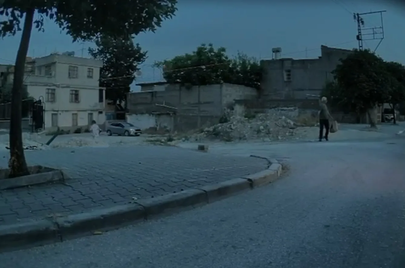 Adana'da motosikletin çarptığı kadın kazayı hiçe sayıp koşmaya devam etti
