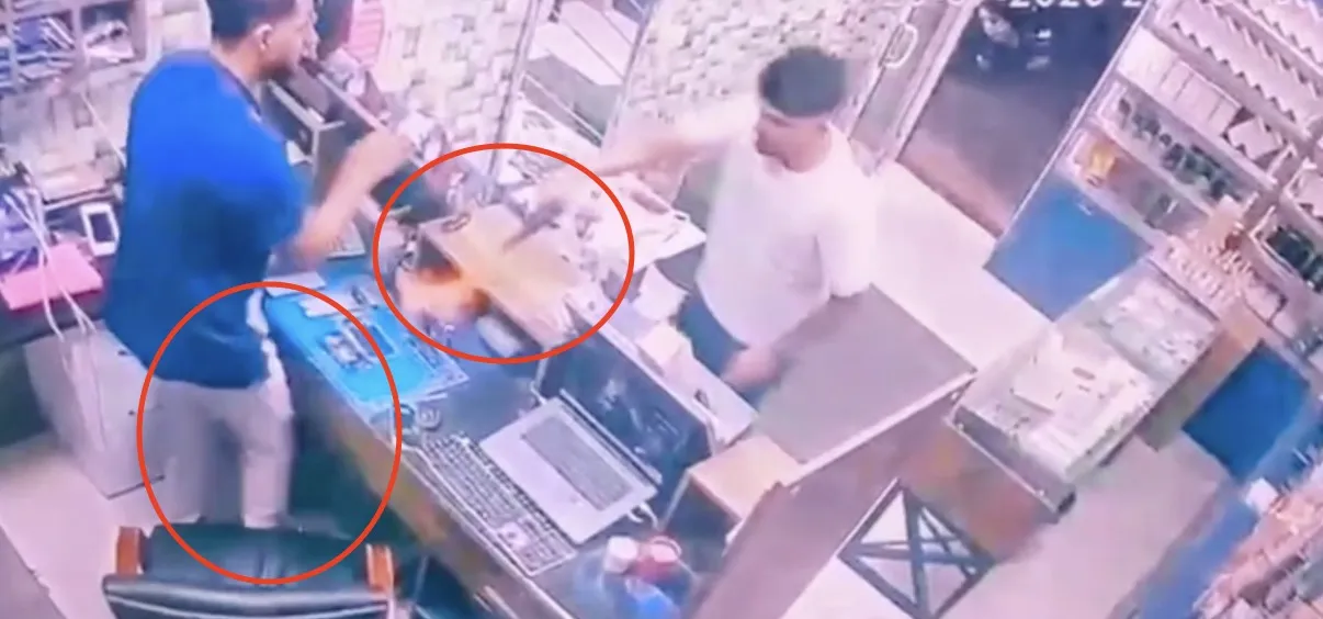 Diyarbakırda telefon dükkanına silahlı baskın anı kamerada