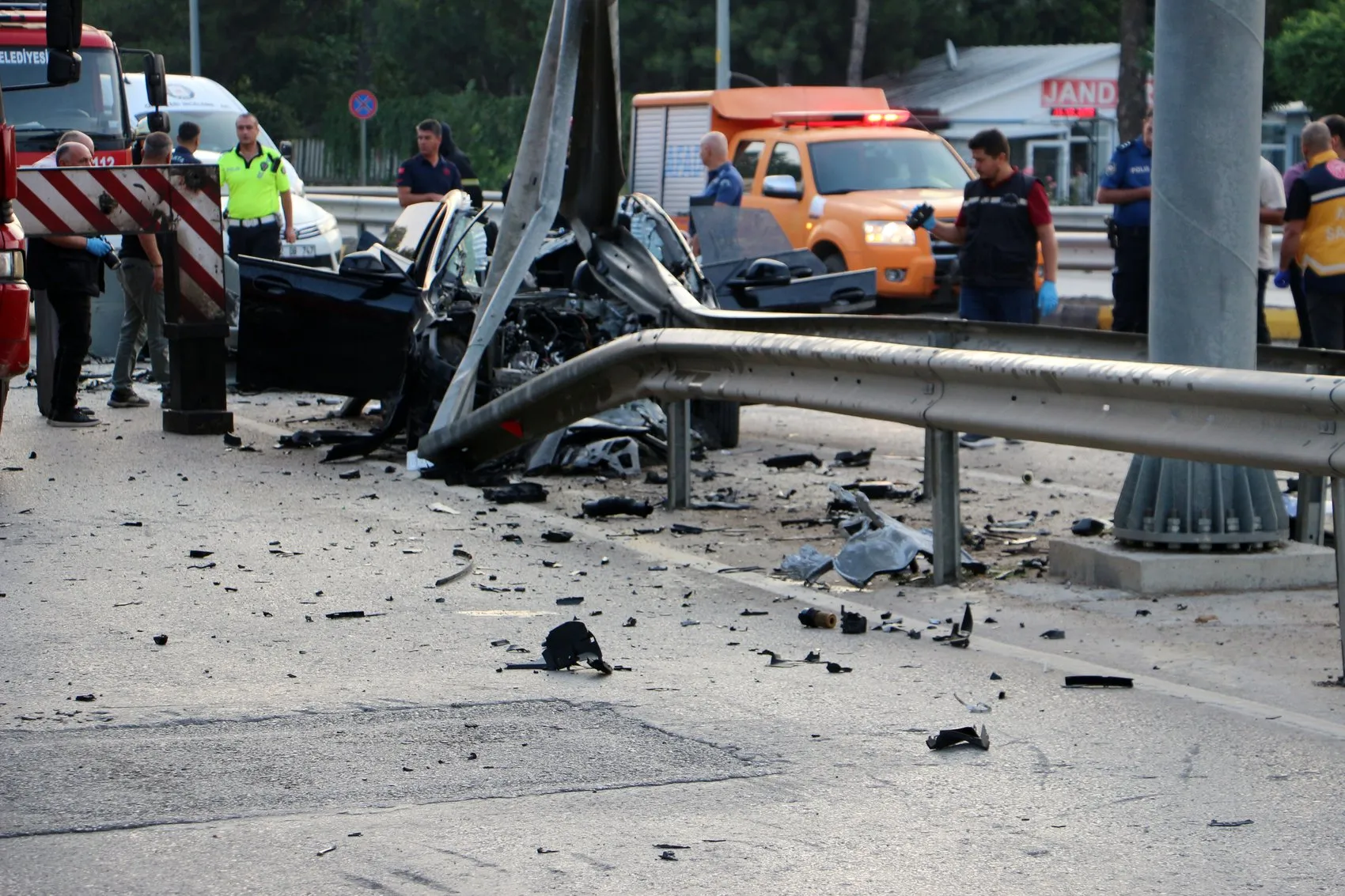 Isparta'da otomobil bariyerlere çarpıp ikiye bölündü