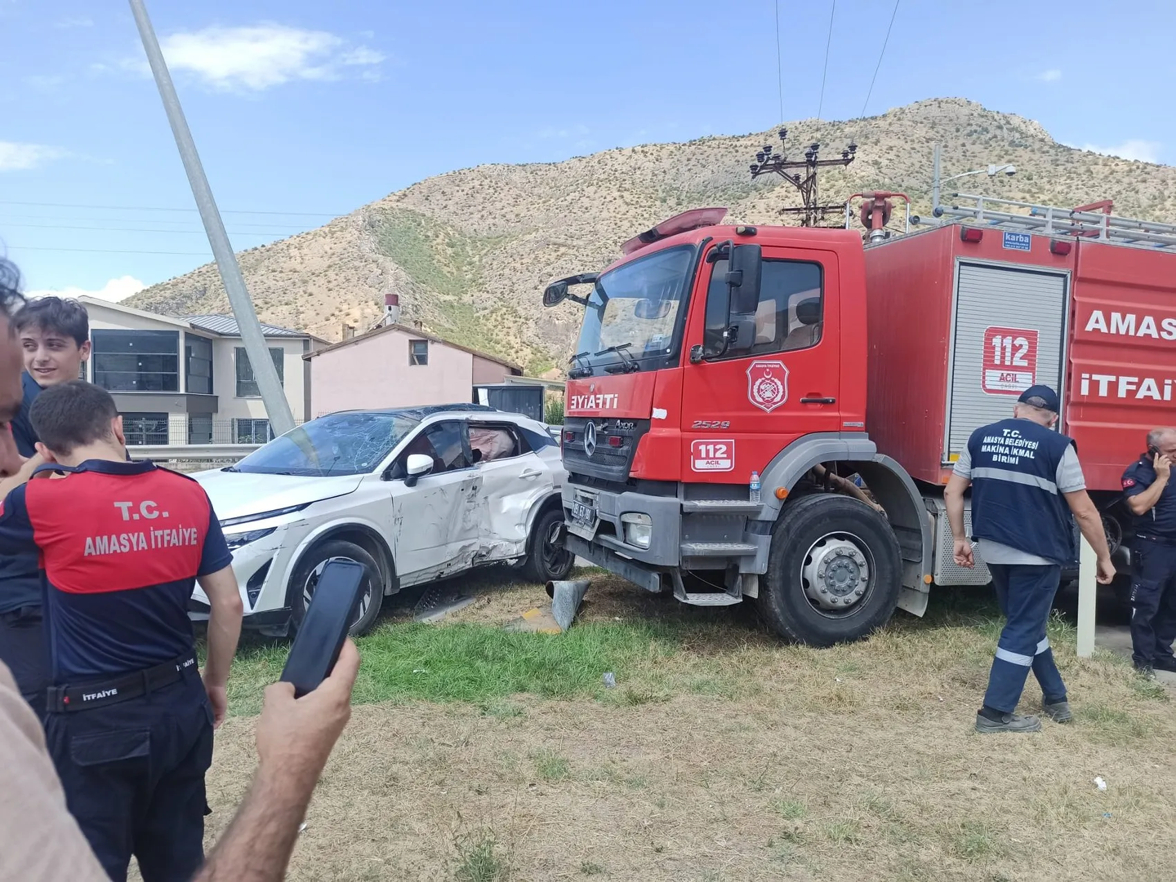 Amasya'da itfaiye aracıyla otomobil çarpıştı