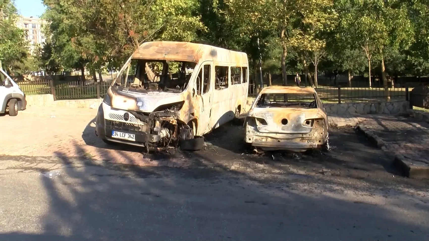 Küçükçekmece'de park halindeki araçları kundaklayıp kaçtı