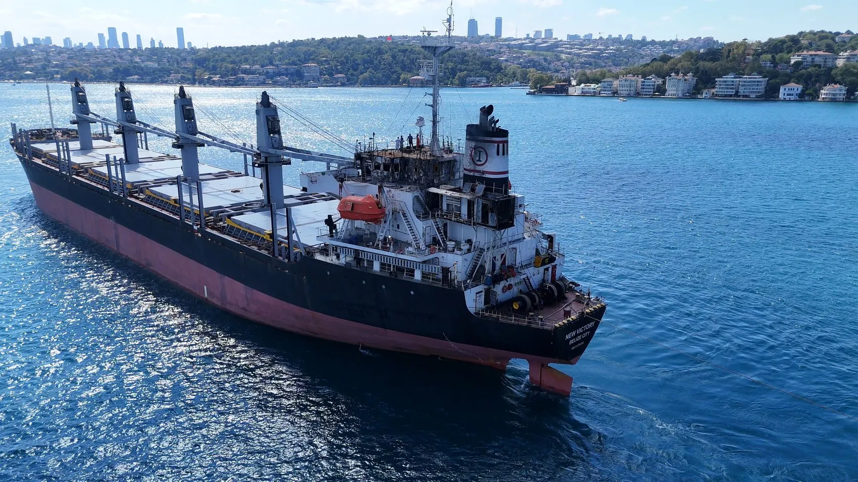 Saldırıya uğrayan yük gemisi İstanbul Boğazı'ndan römorkörlerle geçti