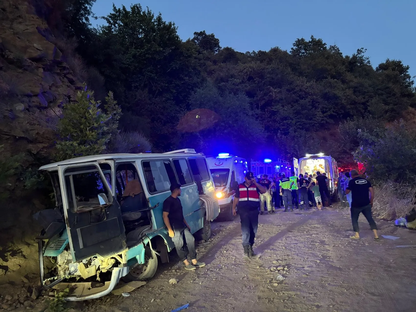 Tire'de tarım işçilerini taşıyan minibüs kayalıklara çarptı