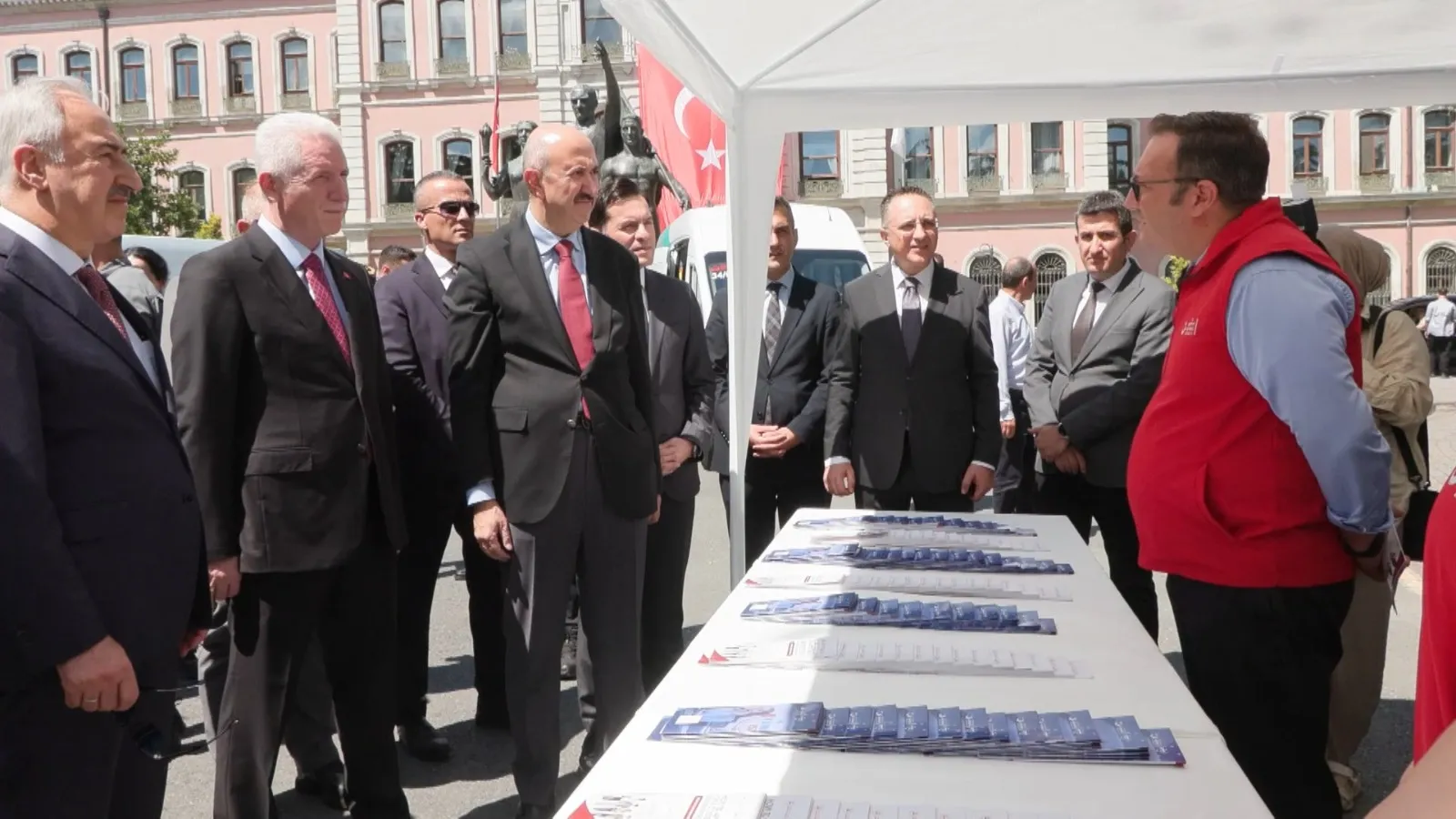 Yabancı öğrenciler için kampüse mobil göç ofisi geldi