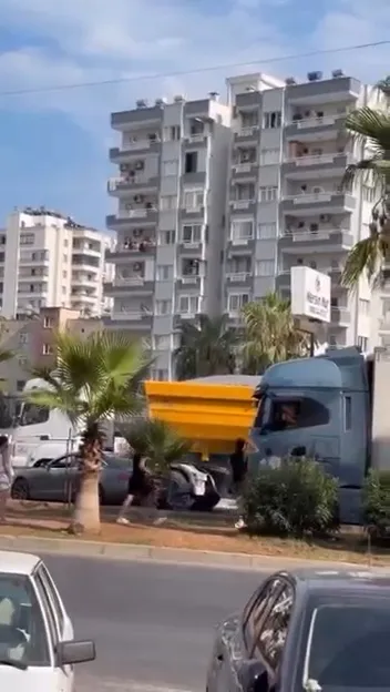 TIR şoförü tartıştığı otomobile çarpıp kaçtı, o anlar kamerada