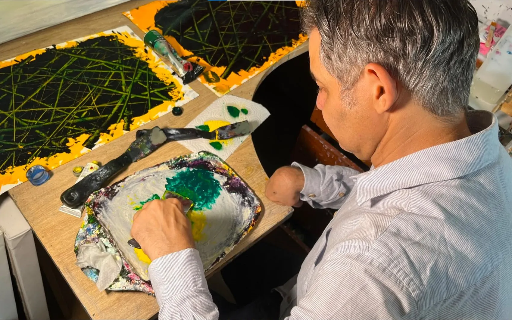 Bir eliyle sanat tarihine imza atıyor