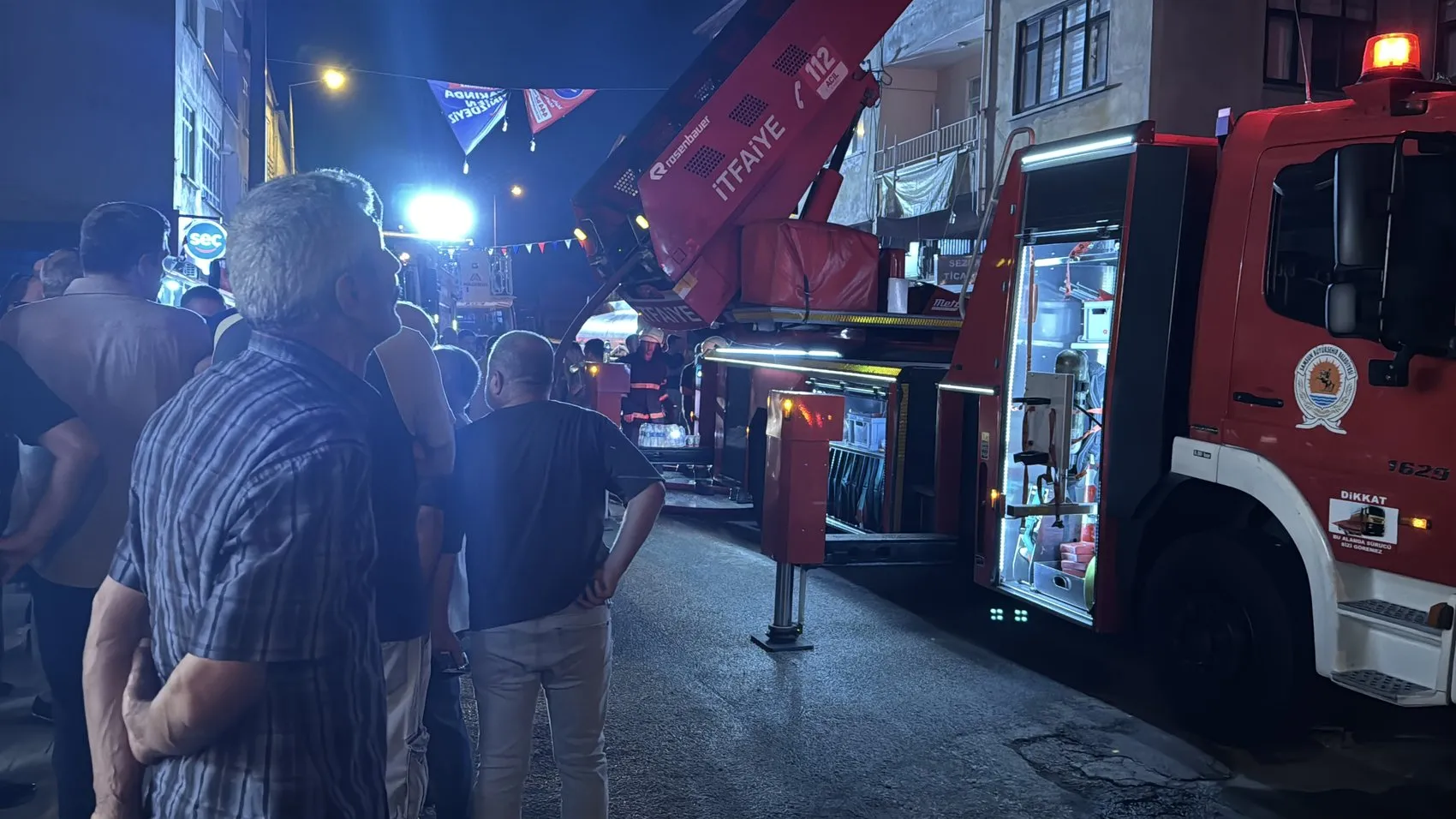 Samsun Tekkeköy'de depo yangını çevredeki binalara sıçradı