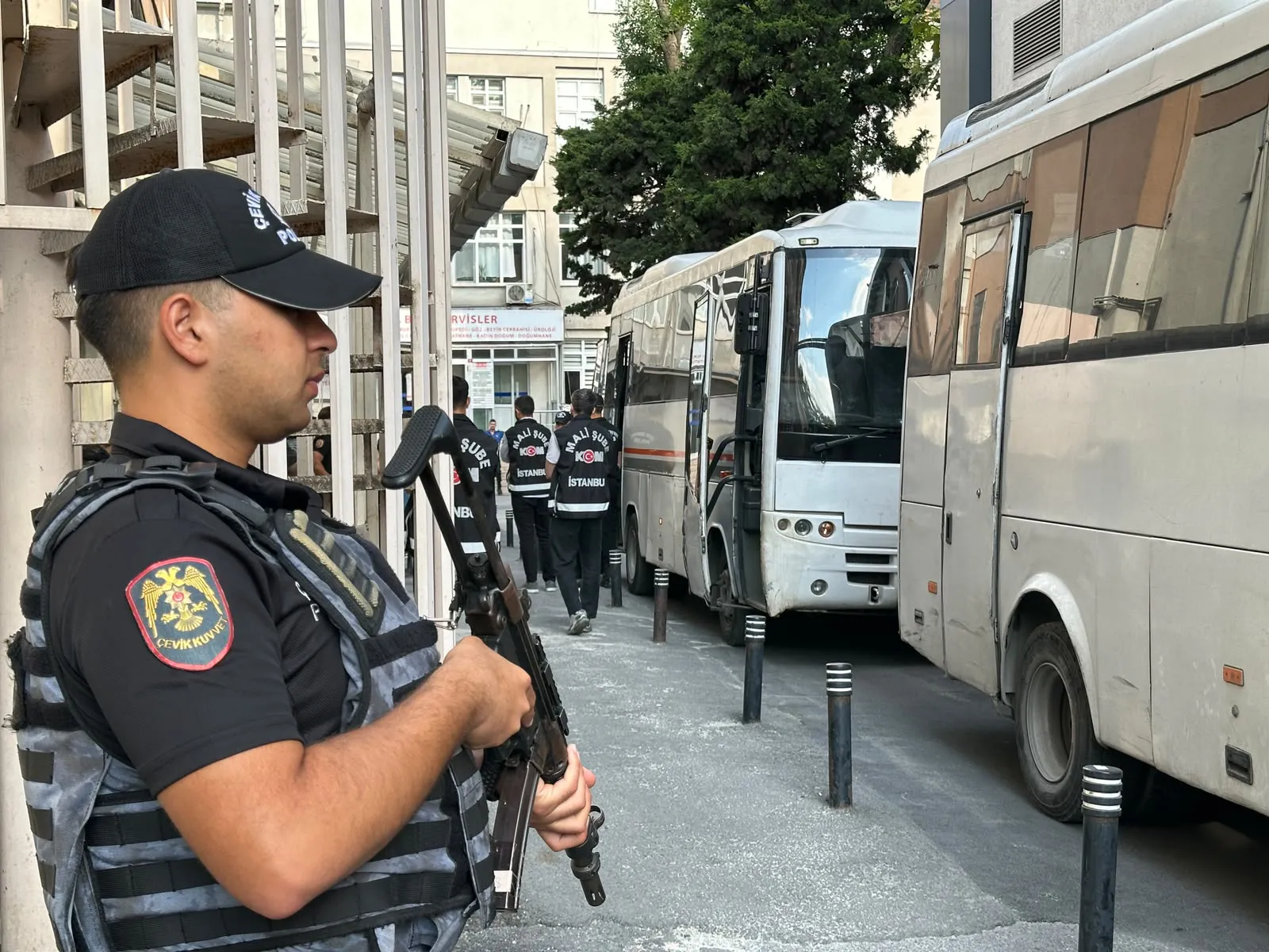 Kuşadası Belediyesi rüşvet operasyonunda 16 kişi adliyeye getirildi