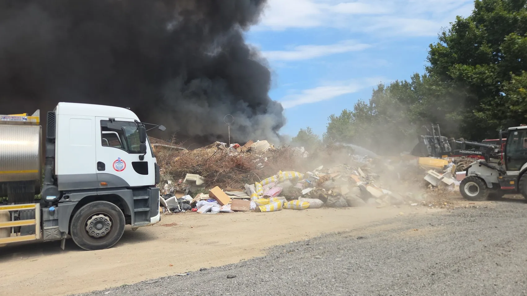 Orhangazi çöp alanında yükselen dumanlar gölü tehdit ediyor