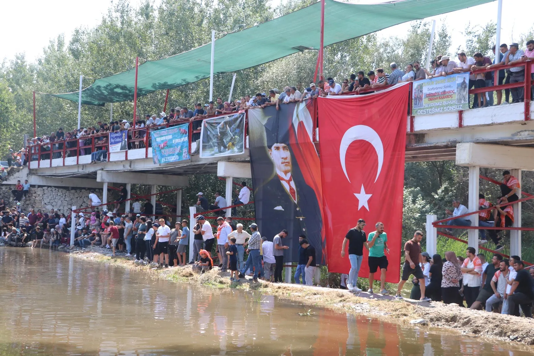 853 yıldır aynı aşk hikayesi Çobanlar koyunlarıyla Menderes'e atladı