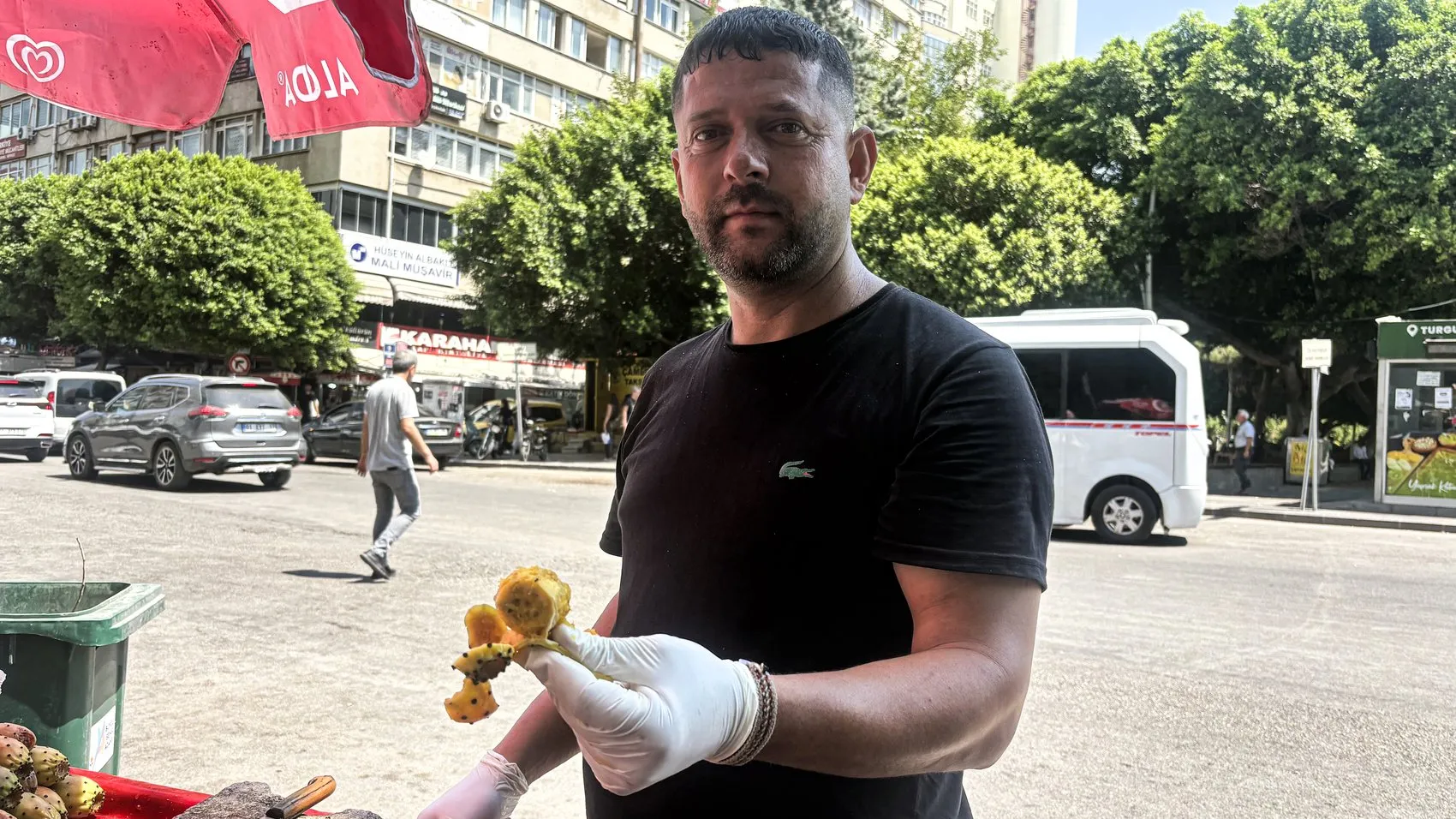 Adana sokaklarında dikenli incir mesaisi