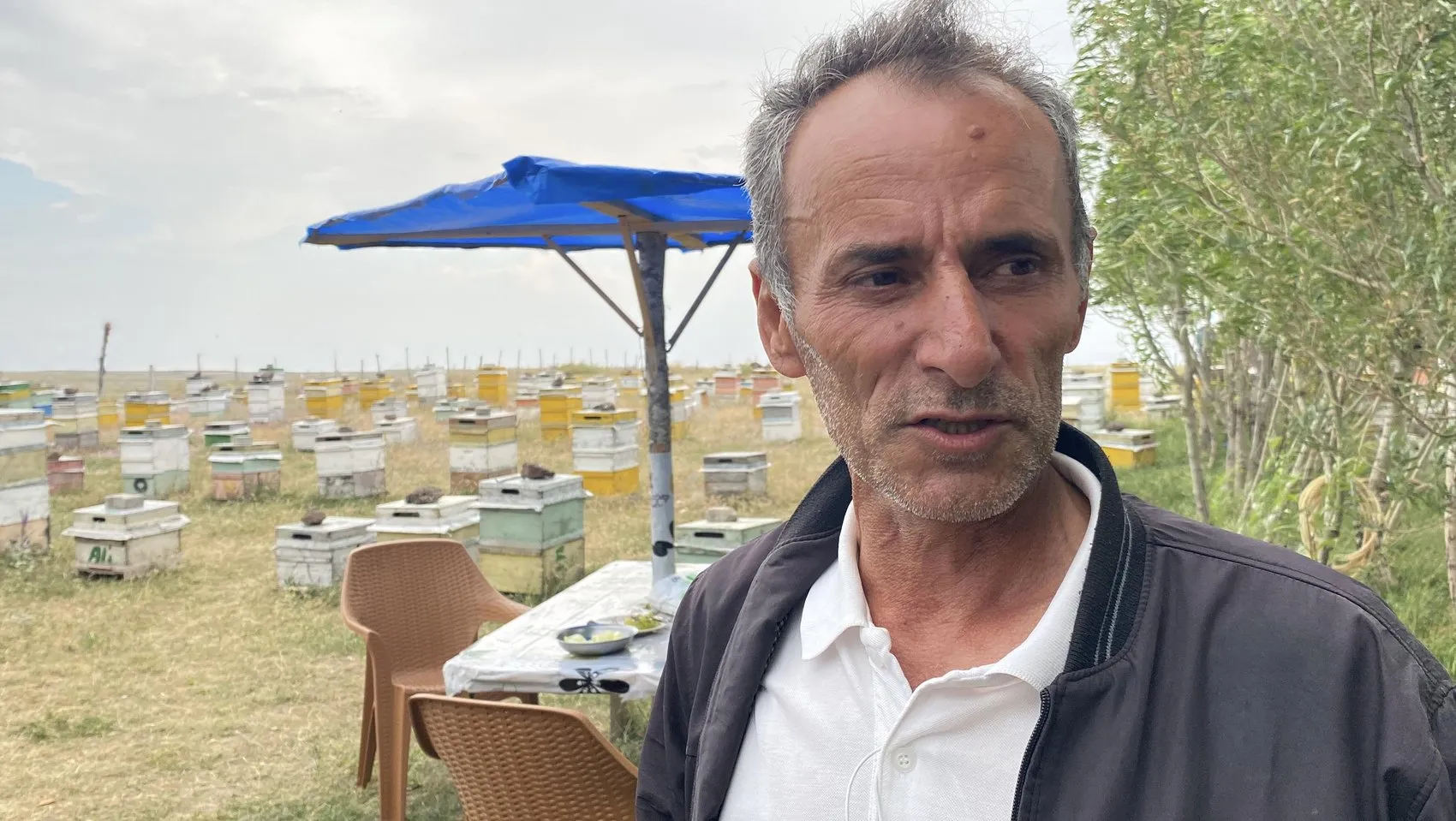 Karslı arıcılar fırtınaya karşı kovanlarını taşla korumaya aldı