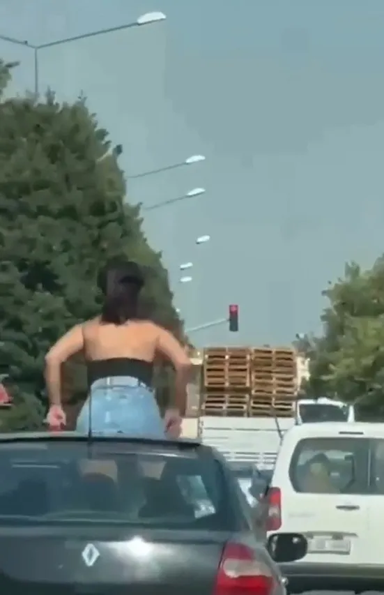 Salihli'de seyir halindeki otomobilin üzerine çıkan iki kişi yakalandı