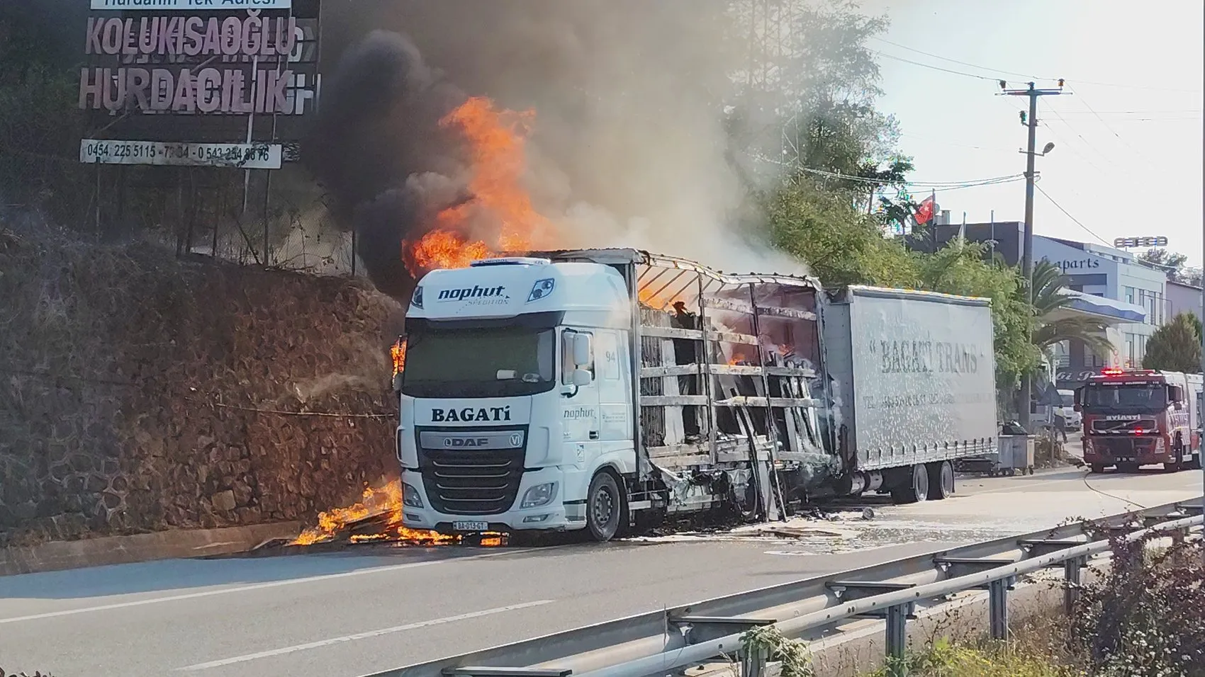 Giresun'da seyir halindeki TIR alevlere teslim oldu